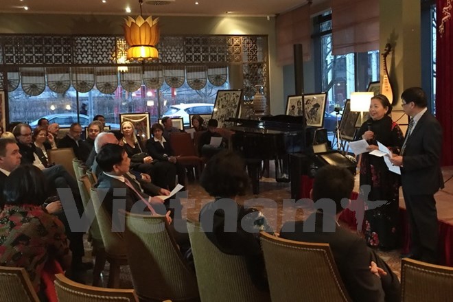 Painting exhibition in Germany to help poor children in Vietnam